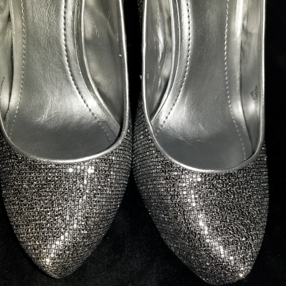 BCBG heels - Picture 3 of 5